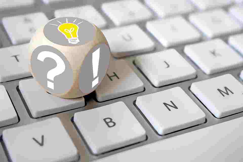 © MH - stock.adobe.com Würfel auf Tastatur mit Rufzeichen und Fragezeichen