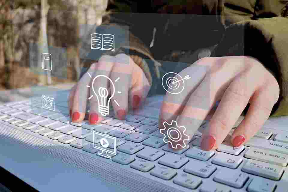 © LeoOrigami - stock.adobe.com Hände auf Tastatur mit Icons