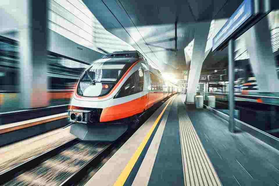 © den-belitsky - Adobe Stock.com Schnellbahn