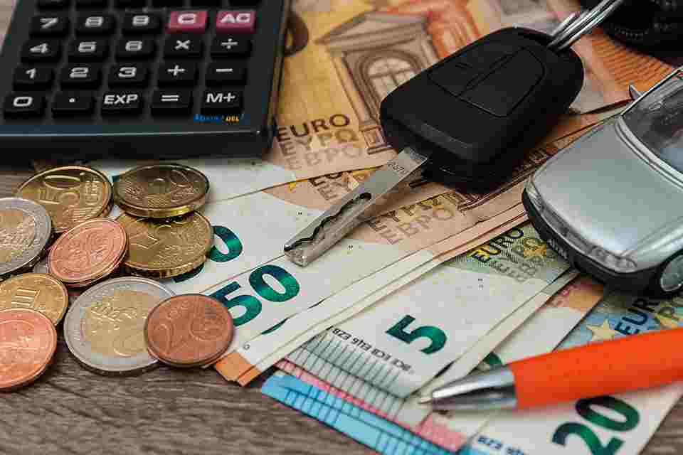 © Stockfotos-MG - stock.adobe.com Autoschlüssel und Geld