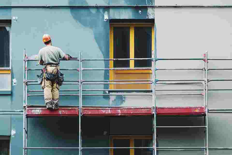 © vasyan_23 - stock.adobe.com Baugerüst an Hauswand