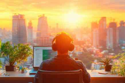 Mann mit Laptop und Skyline