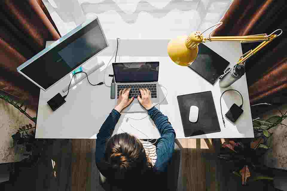 © phpetrunina14 - stock.adobe.com Frau sitzt im Homeoffice beim Schreibtisch und arbeitet am Laptop