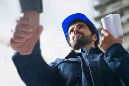 Handschlag mit Bauarbeiter