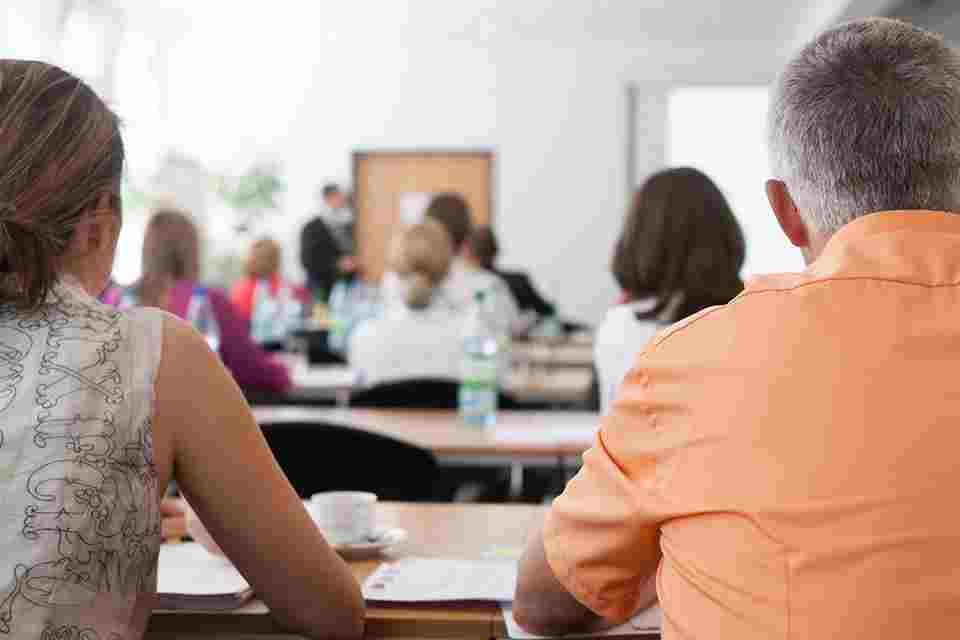 © whitedesk - stock.adobe.com Ältere Personen im Klassenraum