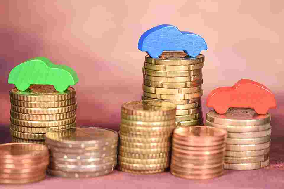 Geldmünzen und Holzautos