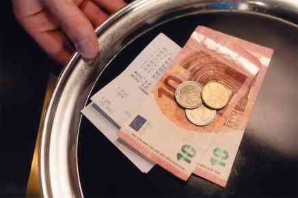 Silbernes Tablett mit Trinkgeld und Rechnung darauf