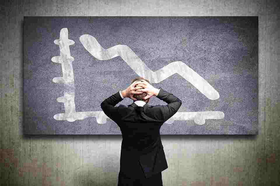 Person steht vor Tafel