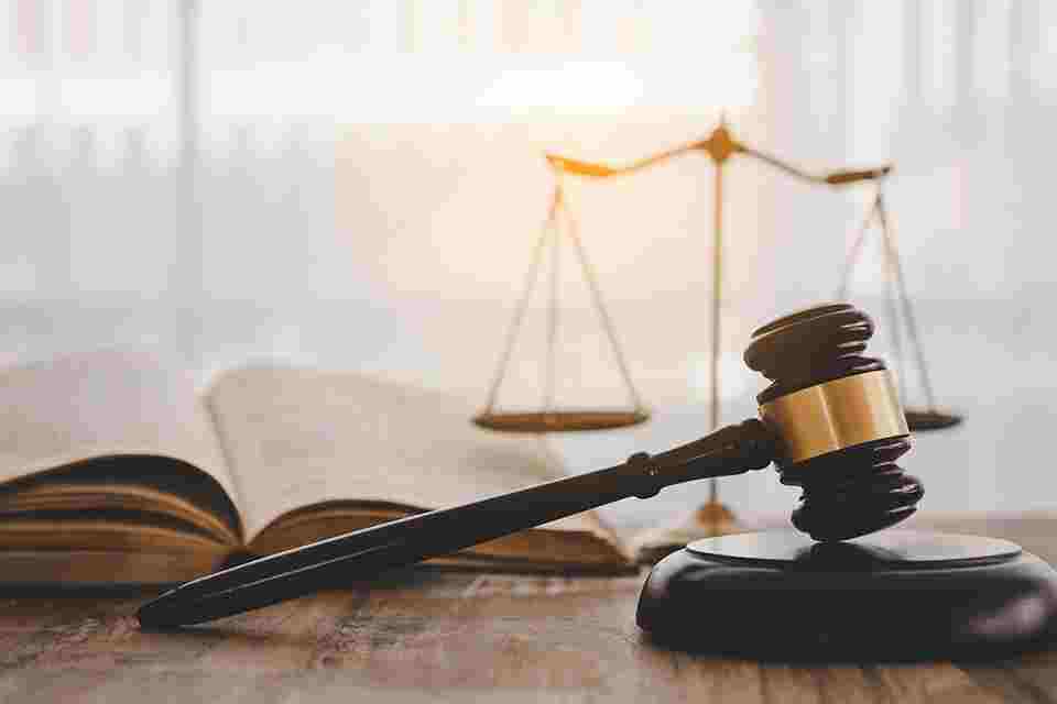 Richterhammer und Waage